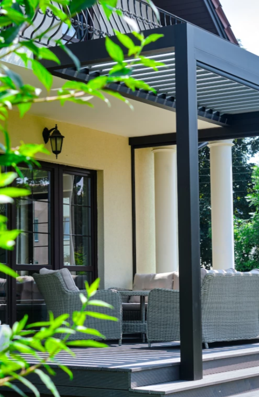 Moderní hliníková bioklimatická pergola na terase