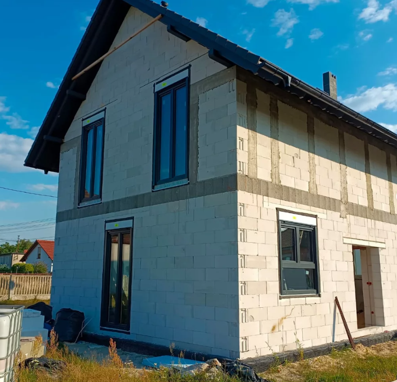 Hrubá stavba s okny připravenými na venkovní stínění