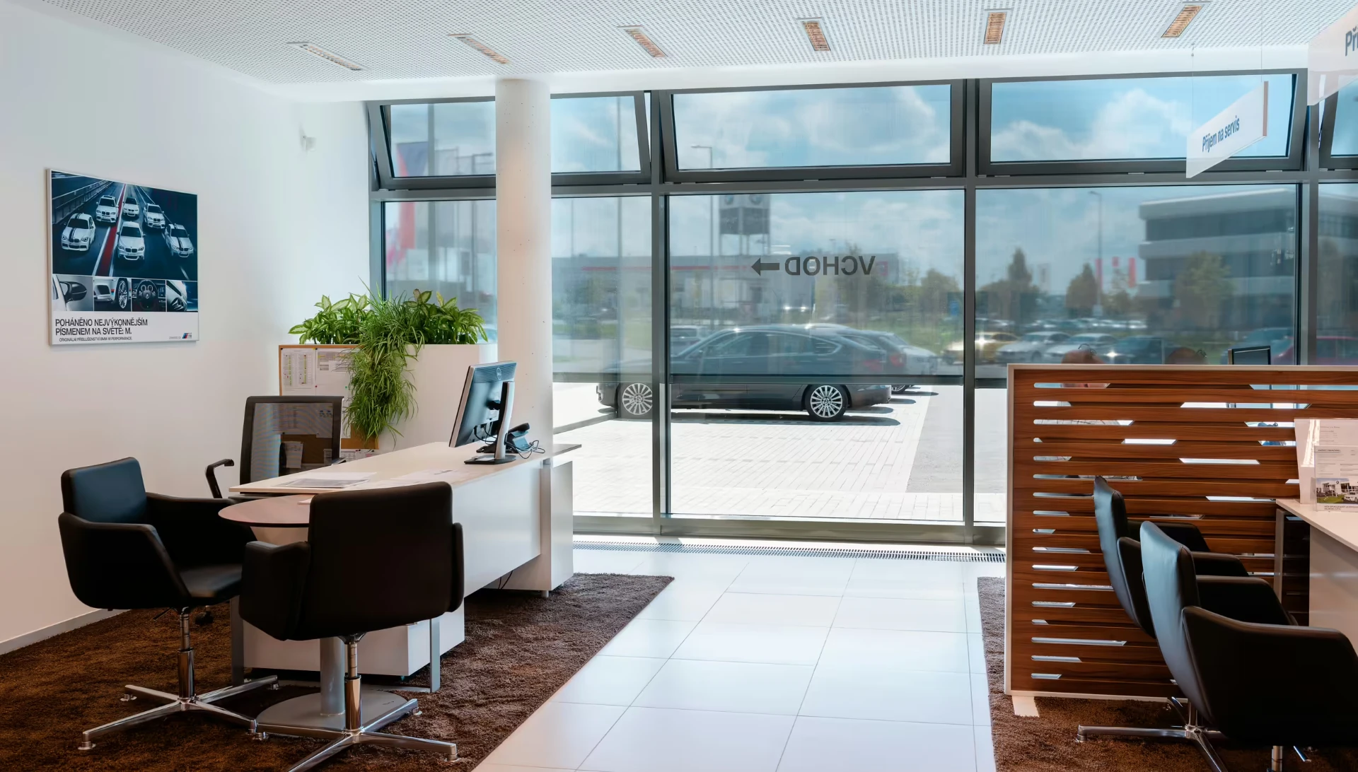 Kancelář a showroom — komfortní teplota bez ztráty světla
